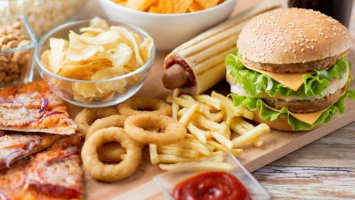 Các loại thực phẩm chứa nhiều chất béo có thể gây tăng sản xuất hormone gây viêm và làm gia tăng các triệu chứng kinh nguyệt